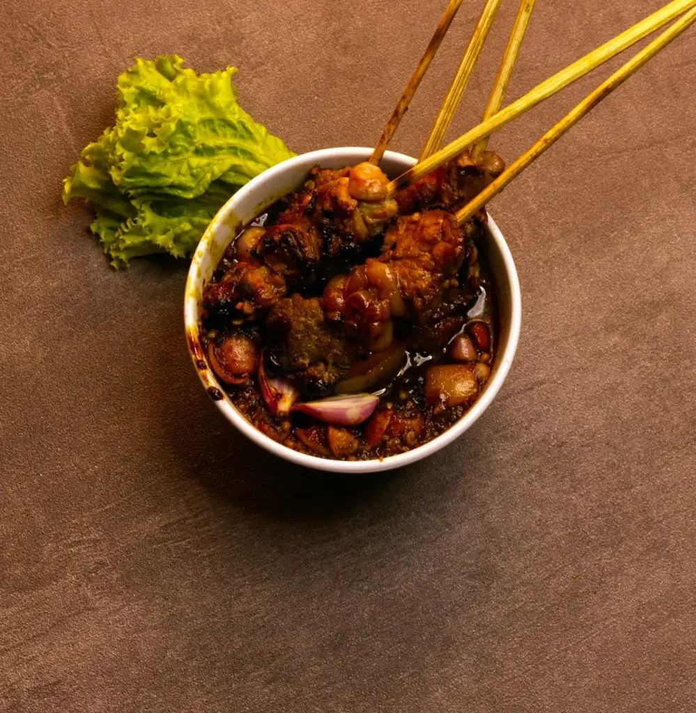 Tofu à la sauce satay, légumes de saison et riz