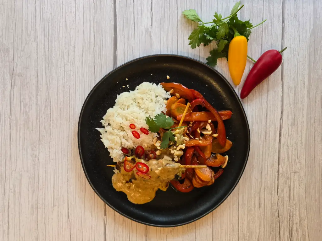 Poulet satay, légumes et riz jasmin