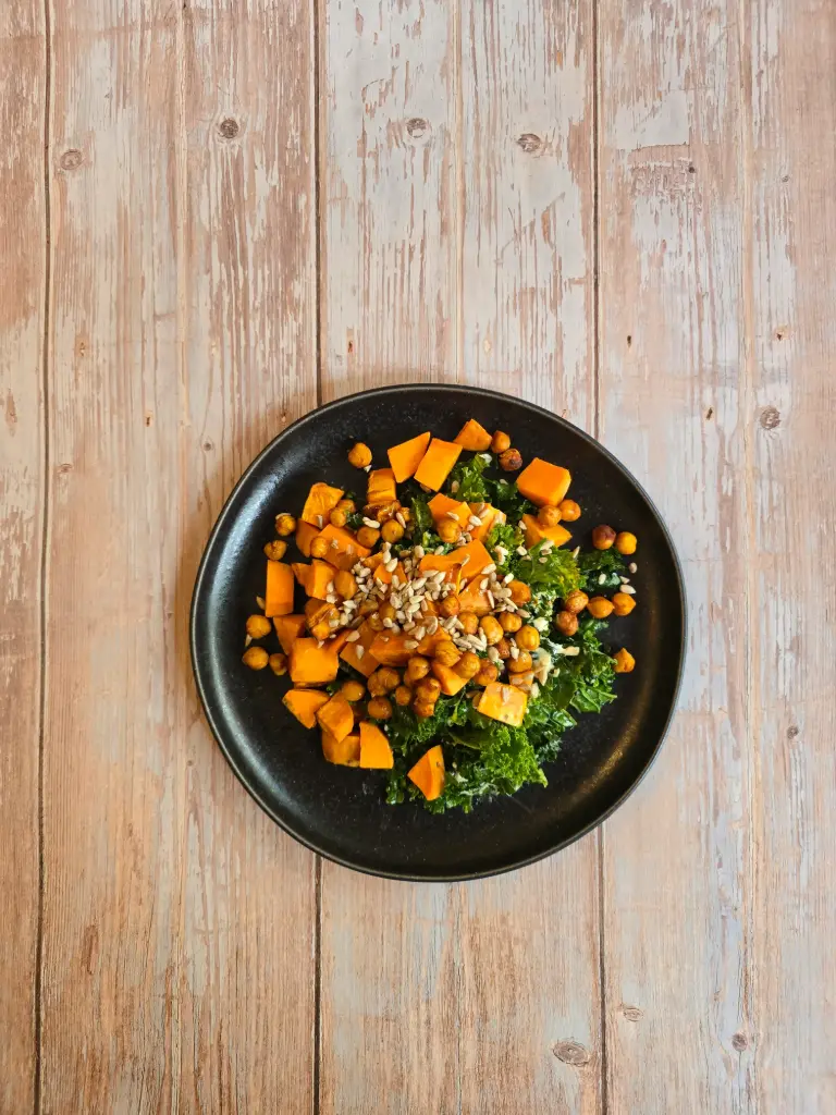 Salade de patate douce, feta, épinards et œufs durs