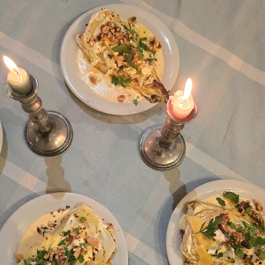 Chou pointu grillé, noix et crème de moutarde