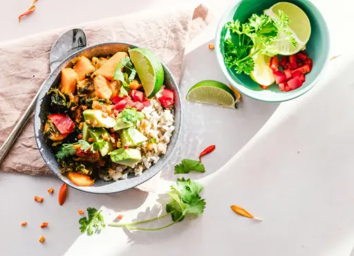 Salade de patate douce, feta épinards et œufs durs
